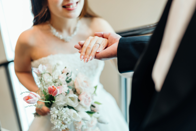 手を取る何気ない瞬間もドラマチックに