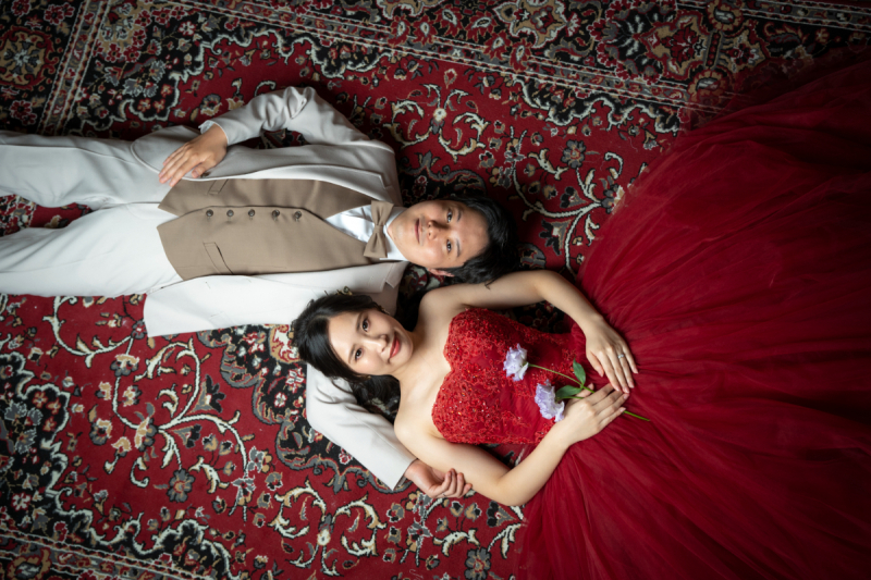 真っ赤なドレスと絨毯がベストマッチ