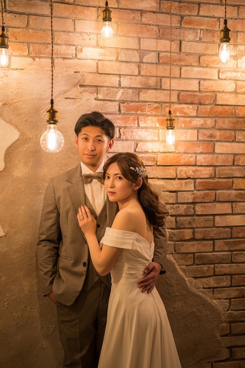 腰と胸に手を添えて