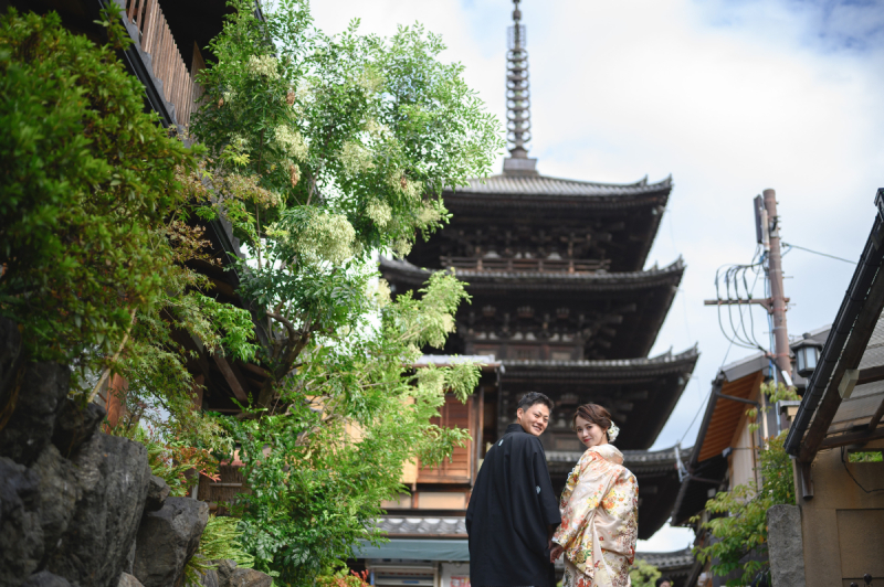 八坂の塔が祇園の象徴、その存在感の下で