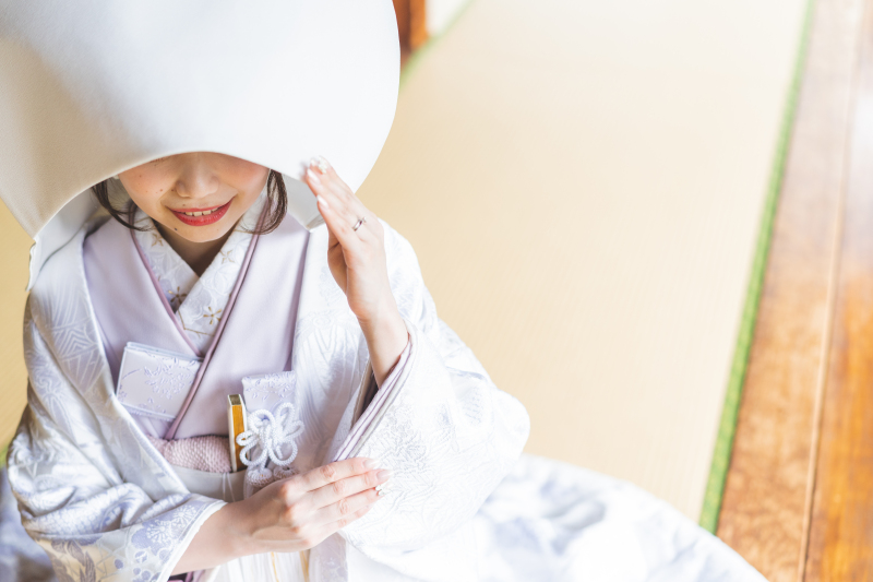 綿帽子で目元を隠して…