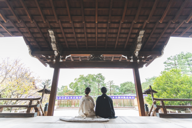 肩を並べて腰かけるおふたりの姿