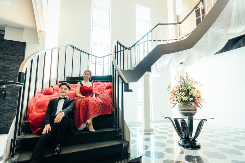 大階段に腰かける姿は韓国フォトならでは