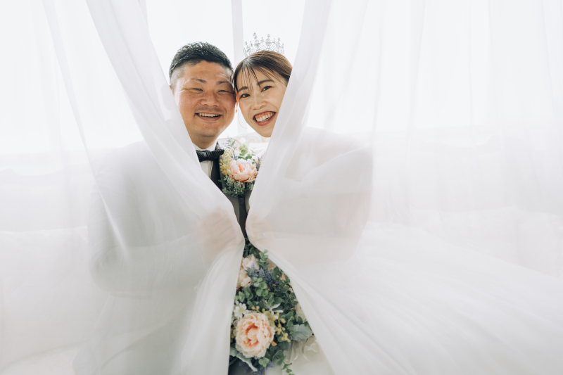 カーテンに包まれて笑顔で可愛く！