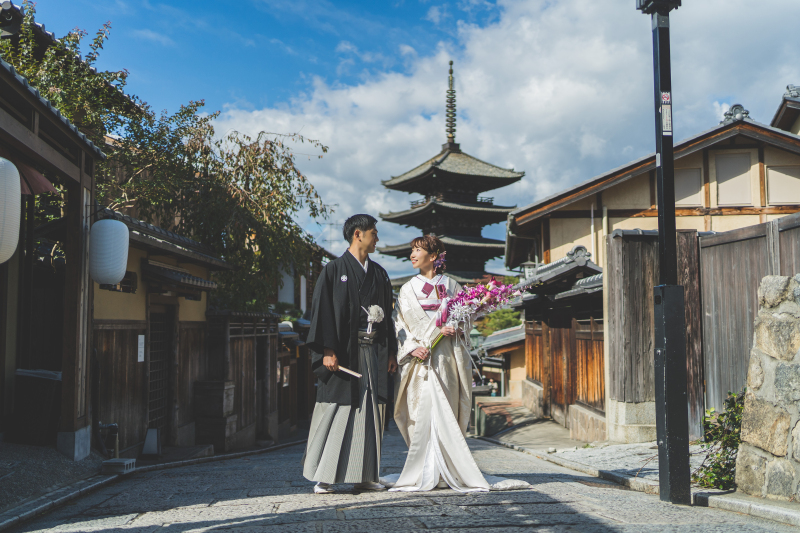 京都東山のシンボルを背景に