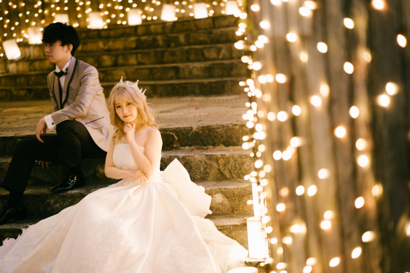 腰かける姿もシネマチックなワンシーン