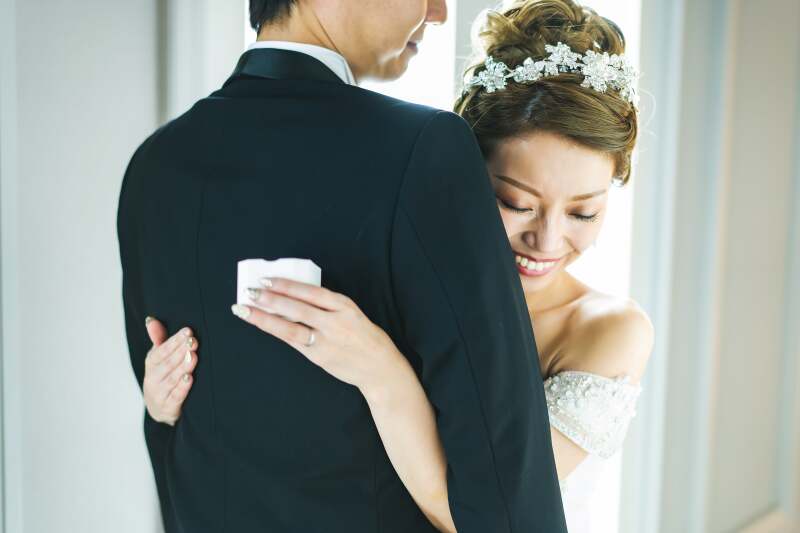 美しい光の中微笑む新婦様