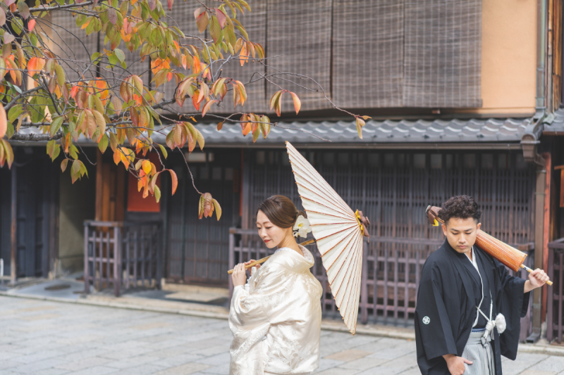 紅葉と共に番傘を手に