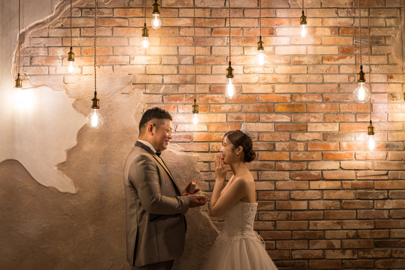 クラシカルなレンガ造りのスタジオでドラマチックに