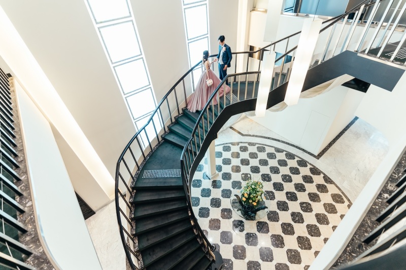 長く続く螺旋階段