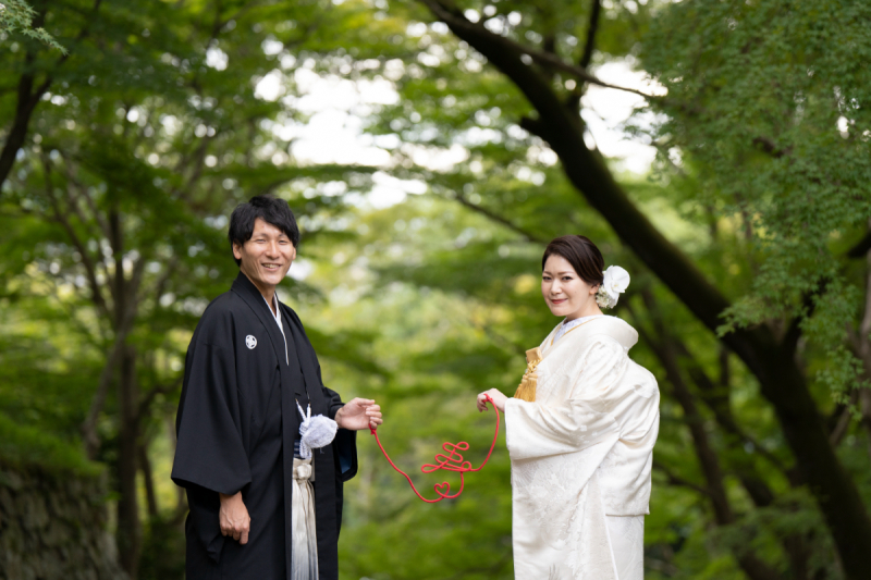 緑に包まれて二人を結ぶ赤い糸は「寿」を刻む
