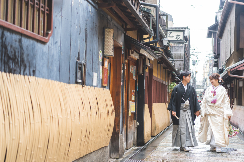 手を繋ぎ歩むその姿を