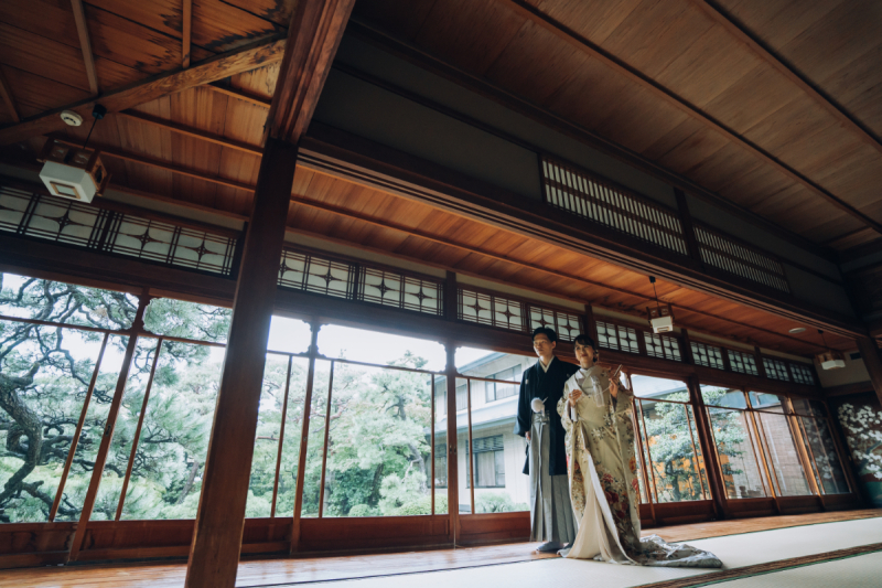 館内は光を落とすと自然光差し込む空間に
