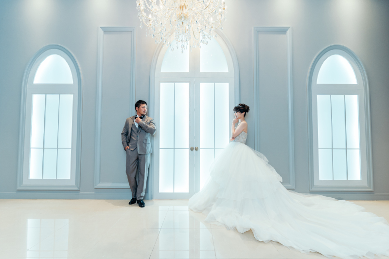 ドレスの広がりの美しい見つめ合いショット