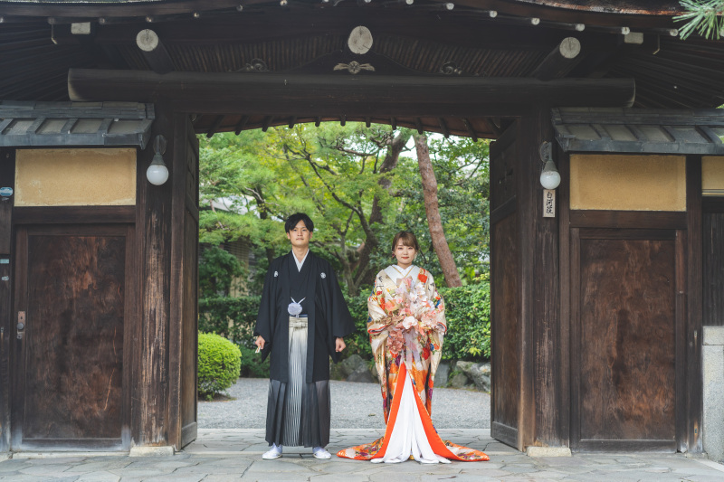 白河院の文字を刻む門前で並んで一枚