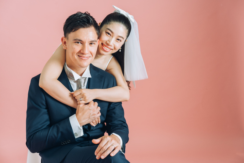 可愛らしいおふたりをピンクの背景に乗せて