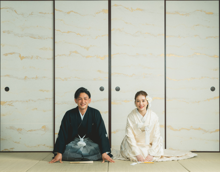 モダンな襖と畳で華のある和装ショットを