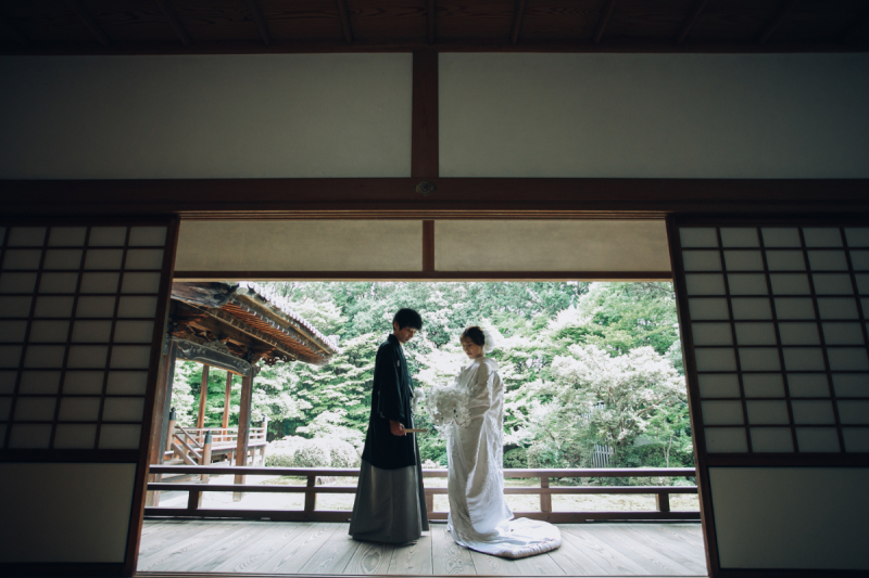 光の陰影が美しい廊下での一枚