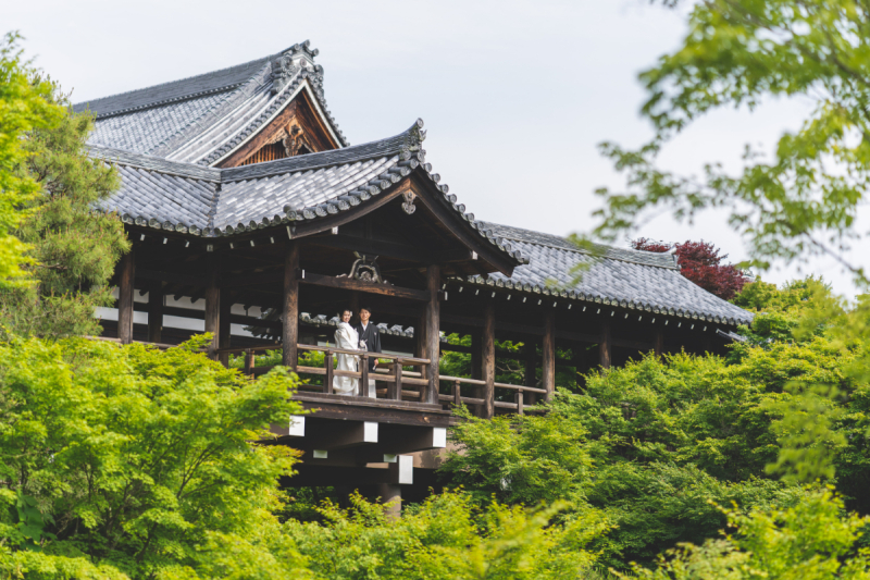 東福寺の寺院に佇むおふたりの姿