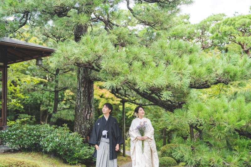 新緑に映える新郎新婦