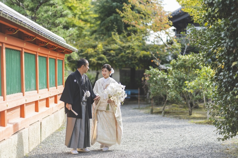 手を引き合って