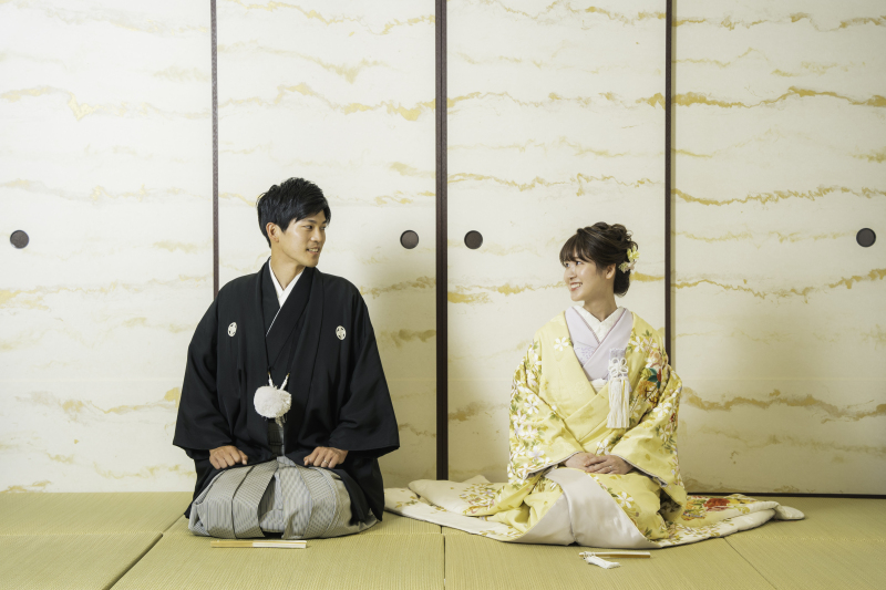 和室スタジオで見つめ合って