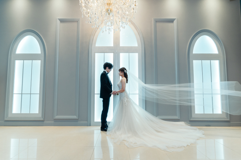 大きな窓から差し込む光と共に