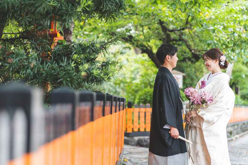 緑豊かな木々と共に映える姿