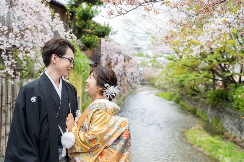 小川のほとりで