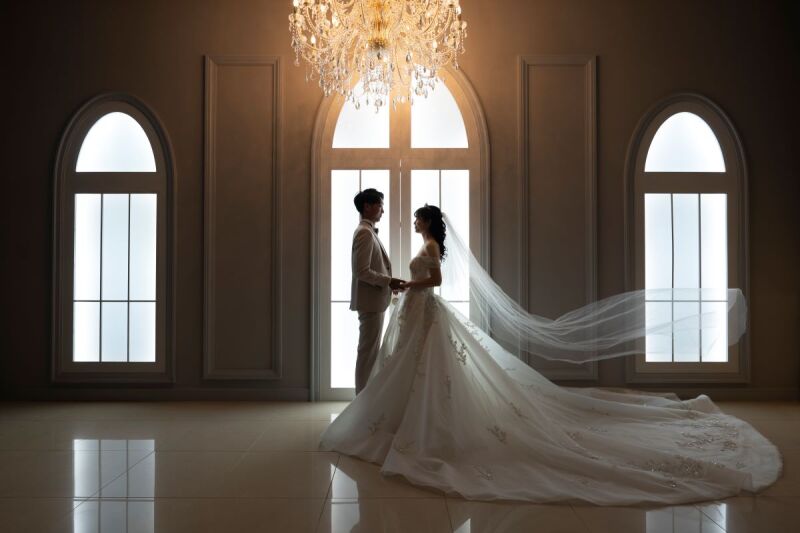 シャンデリアの下で