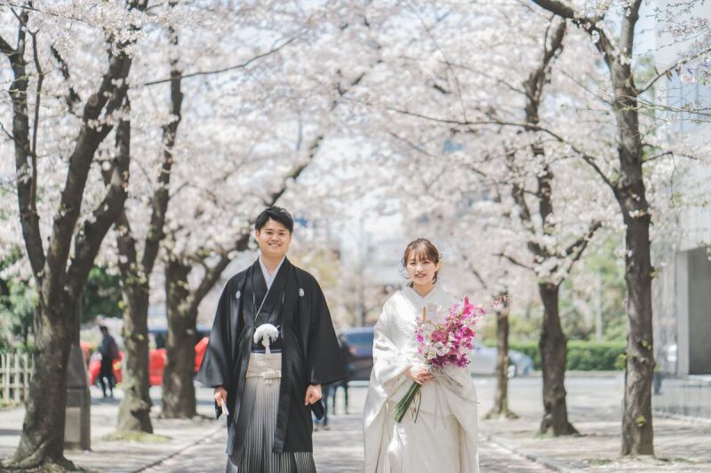 満開の桜をバックに