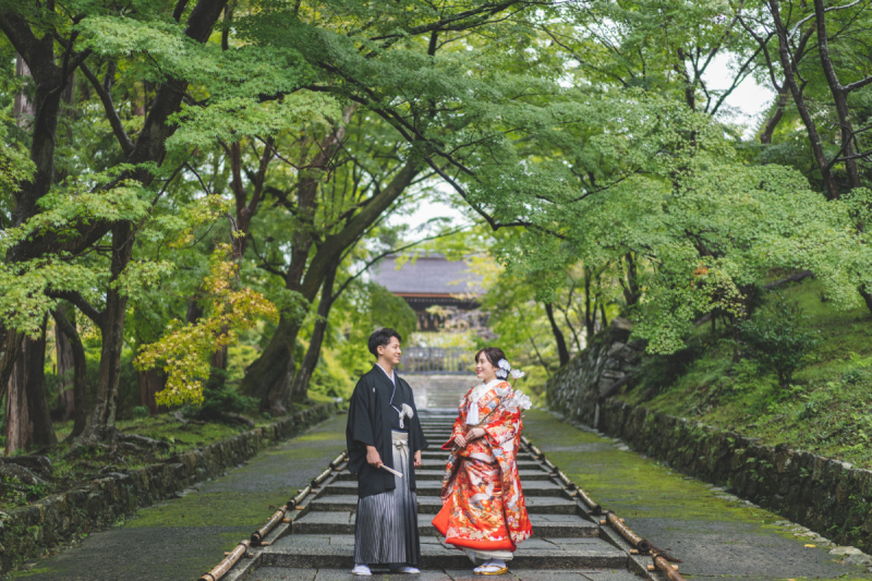 長く伸びる石段は自然のトンネルに包まれて