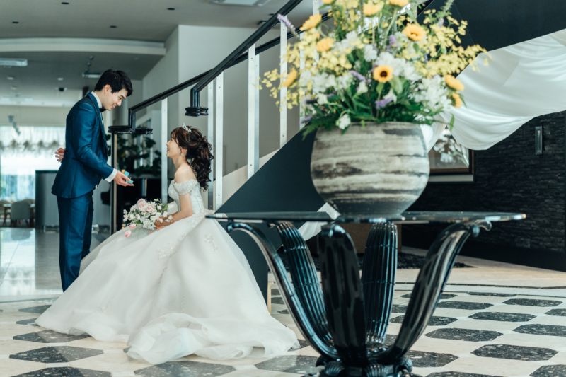 大階段の踊り場の中では装花と共に