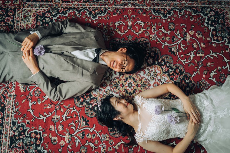 赤い絨毯の上で