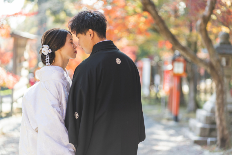 歩みを進める後ろ姿、顔を寄せて