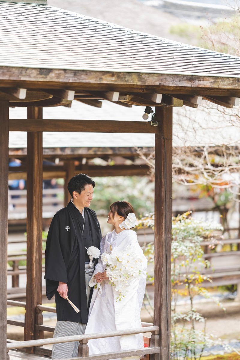 廊下の端にて、見つめ合う