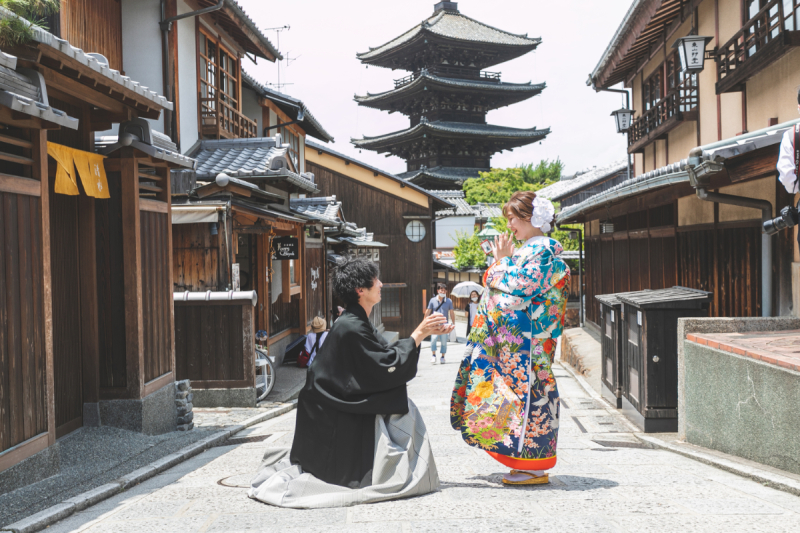 祇園の塔を望みながらプロポーズシーンを