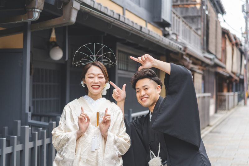 一風変わった髪飾りを身に着けて楽しげなお写真を