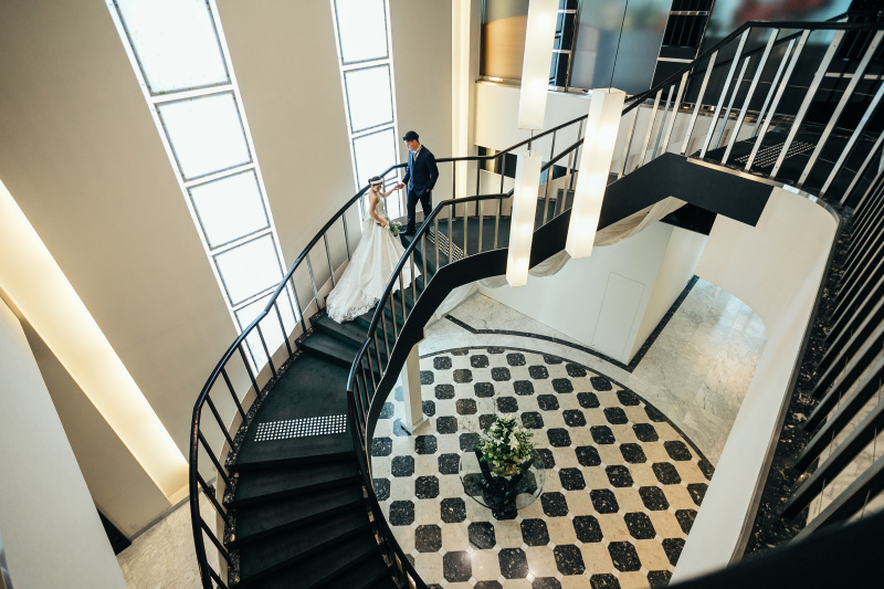 吹き抜けの螺旋階段に佇む美しい姿