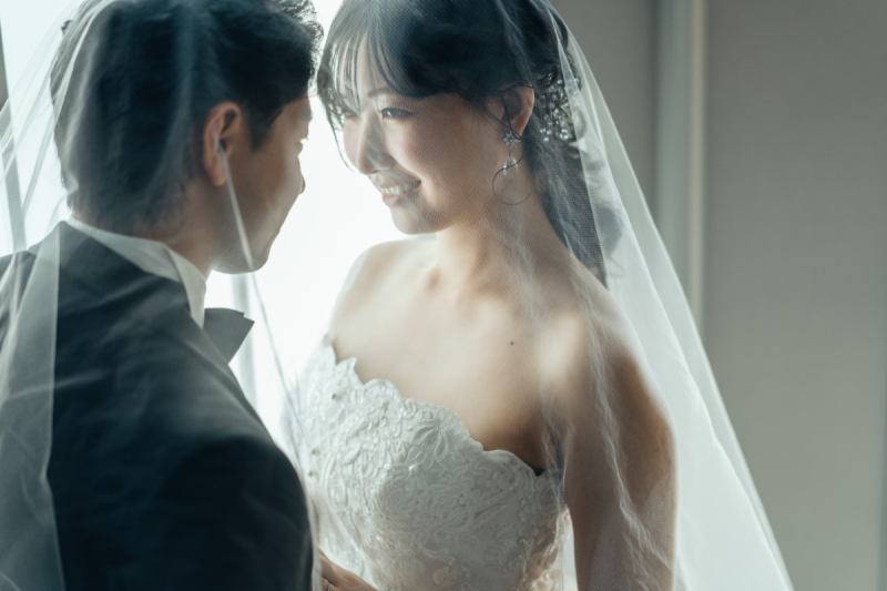 窓から差し込む光に照らされてベールショットを