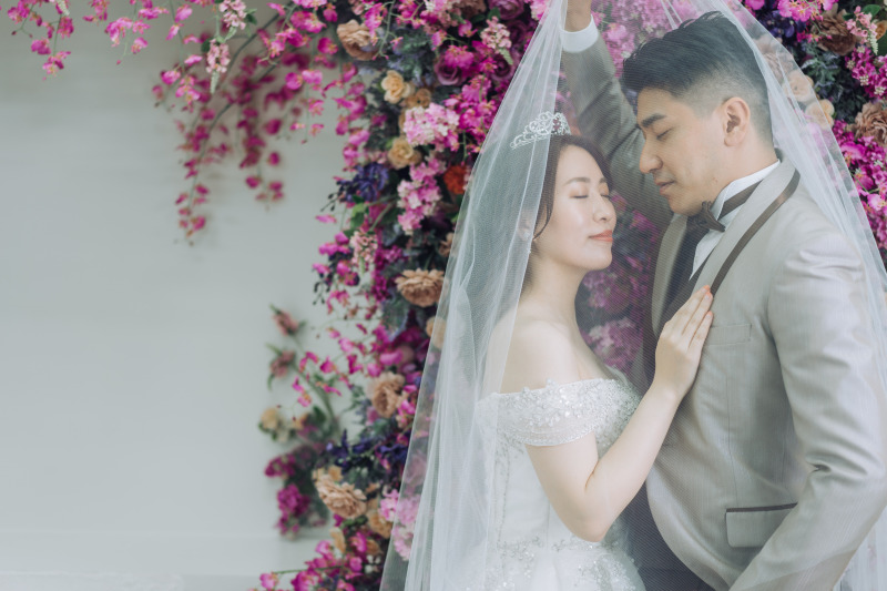 特徴的なフラワーの前でベールに包まれた一枚