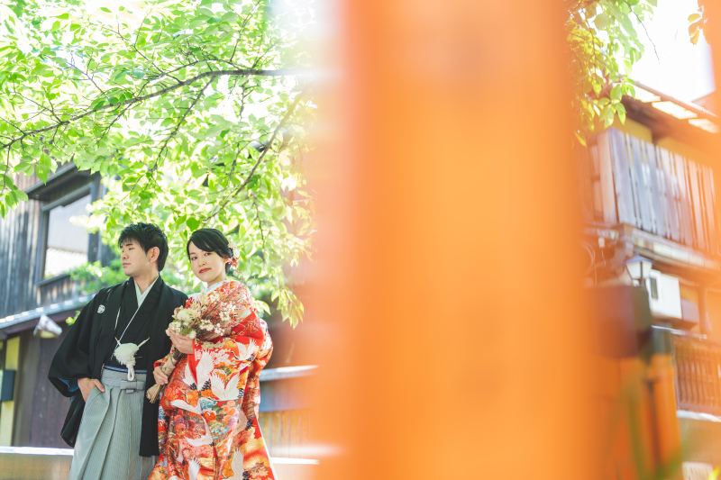 朱塗りの橋の先に臨むおふたりの姿を