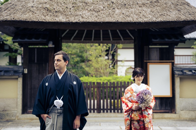 東山の風情溢れる日本建築の並ぶ中