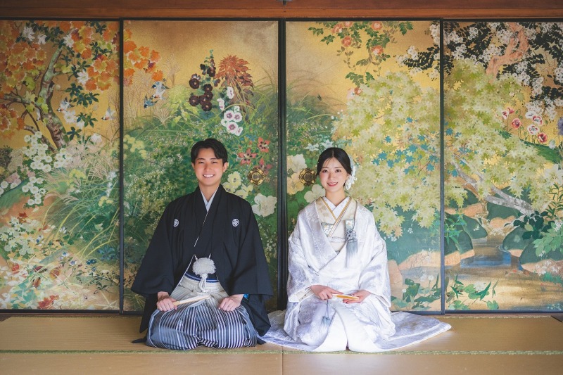 華やかな襖の前でお正座