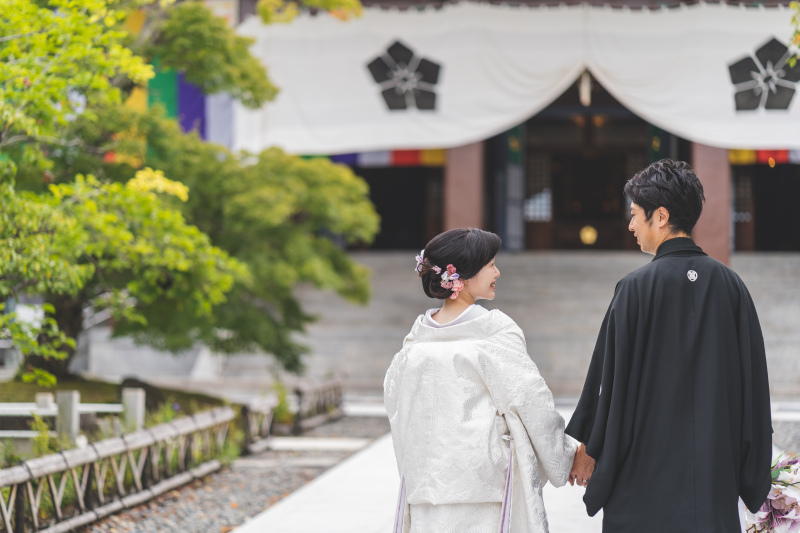 智積院の中心、金堂を望むふたりの手つなぎショット