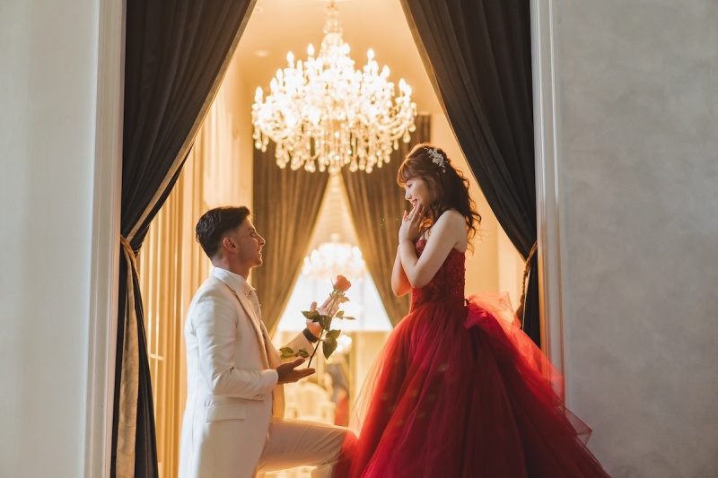 シャンデリアの下で