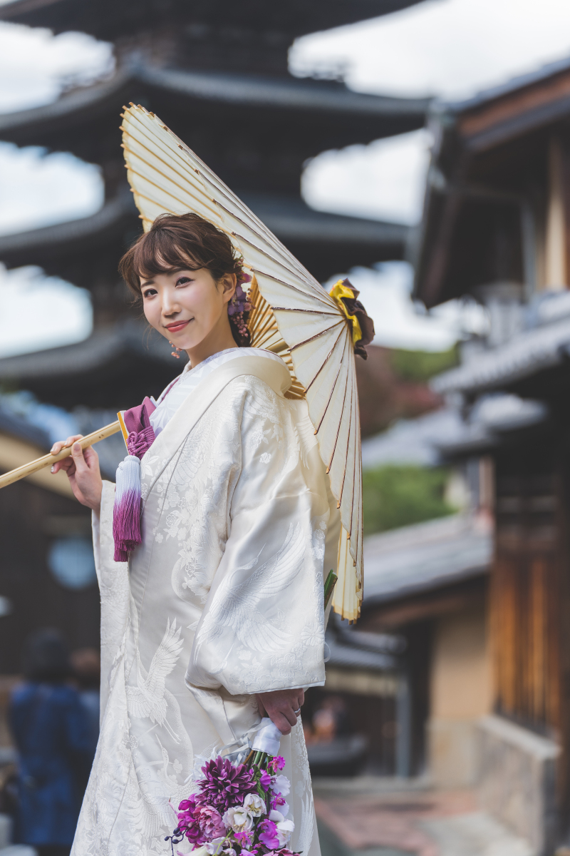白無垢姿でブーケと番傘が粋な一枚