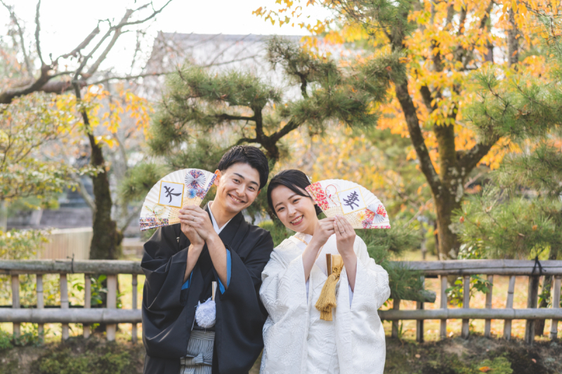 扇子に書かれた「寿」を掲げて