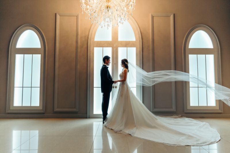 世界観◎なシャンデリアとアーチ窓に照らされて