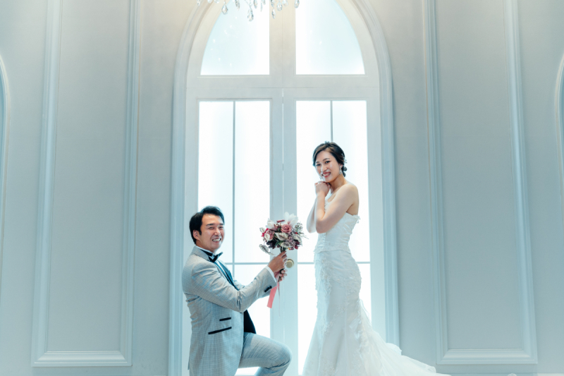 花束を手にプロポーズシーンを